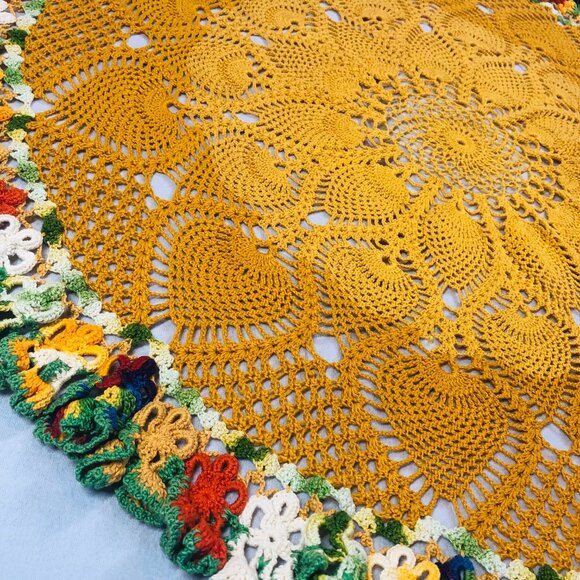 70s Golden Yellow Ombre Peacock Feather Tabletop Crochet Doily Vintage Linen - Picture 5 of 9